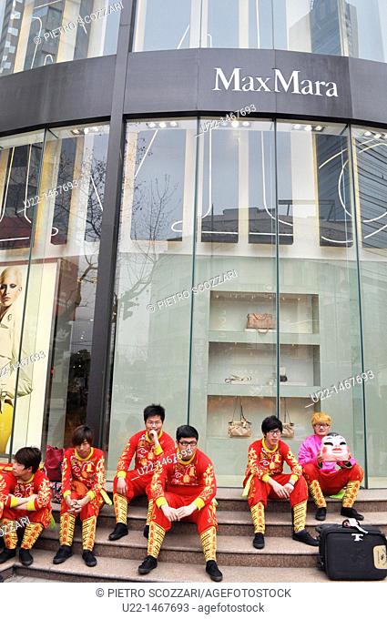Shanghai (China): youngsters dressed with costumes for the Dragon Dance along Huai Hai Road