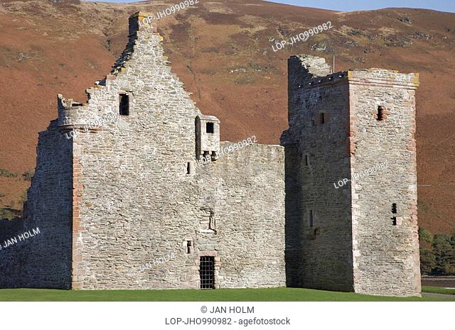 Scotland, North Ayrshire, Lochranza, The ruin of Lochranza Castle in the middle of Lochranza on the Isle of Arran