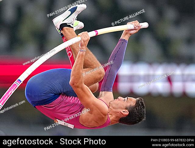 03 August 2021, Japan, Tokio: Athletics: Olympics, men's pole vault, final, at the Olympic Stadium. Kc Lightfoot from the USA in action