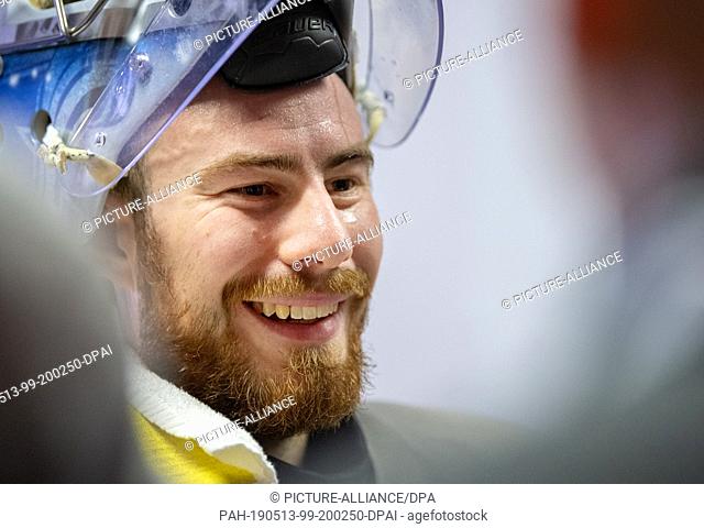 13 May 2019, Slovakia, Kosice: Ice Hockey World Championship: Germany's goalkeeper Philipp Grubauer laughs after the training in a conversation with journalists