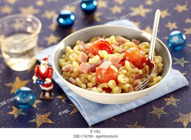 Shell pasta with diced ham and cherry tomatoes