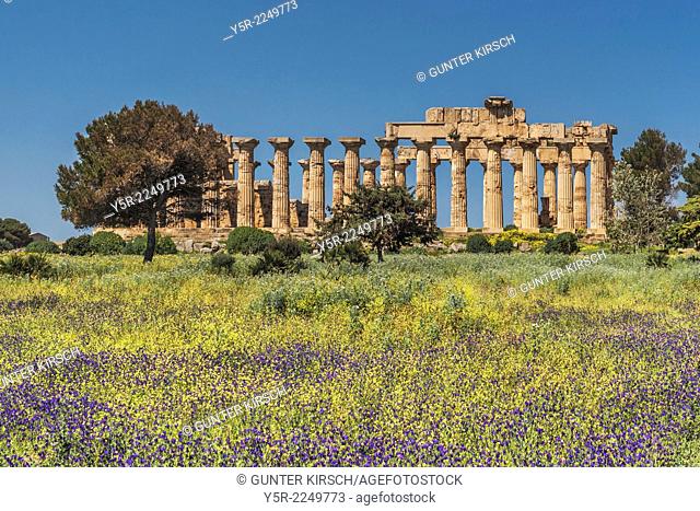 The Temple of Hera, Tempio di Hera, was built about 470 to 450 BC. The temple belongs to the archaeological sites of Selinunte