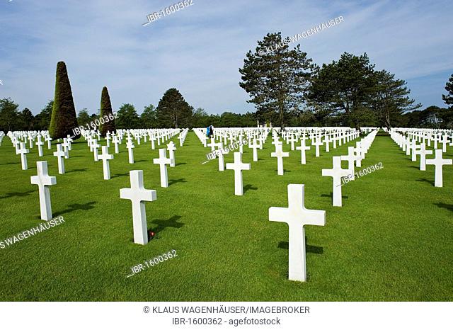 Crosses, made of marble, American military cemetery at Omaha Beach near Colleville sur Mer, Normandy, France, Europe