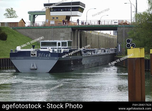 The tanker BLIEK enters the small lock chamber, view from underwater, the helm station in the background, Dorsten lock group on the Wesel Datteln Canal