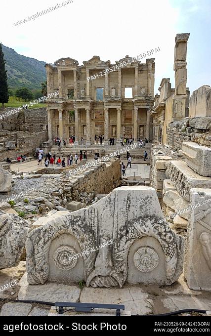 PRODUCTION - 11 May 2023, Turkey, Selcuk: Numerous tourists visit the ancient city of Ephesus with the Celsus Library. It was a metropolis of the Aegean region...