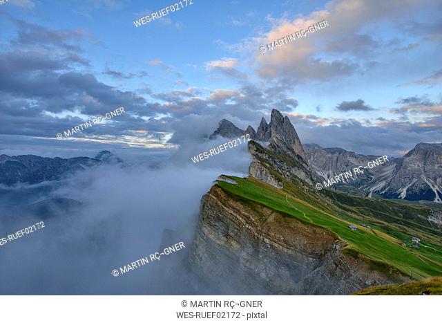 Italy, Dolomites, Sout Tyrol, Puez-Geisler Nature Park, Val di Funes, View from the mountain Seceda to the mountains of the Geisler Group