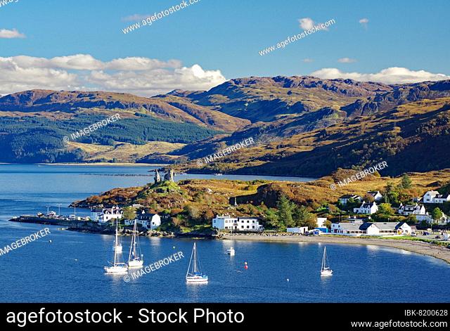 Bucht mit Segelbooten und dem kleinen Ort Kyle of Lochalsh, Herbst, Isle of Skye, Hebriden, Schottland, Großbritannien