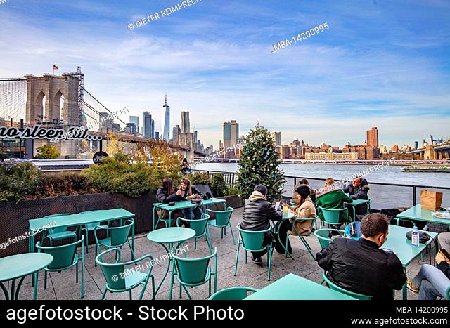 USA, New York City, Manhattan, Brooklyn Bridge, restaurant, skyline