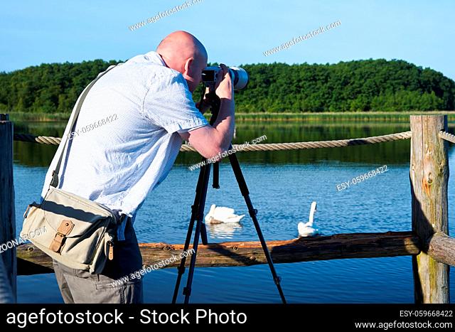 Fotograf an einem See bei Granzow im Müritz Nationalpark