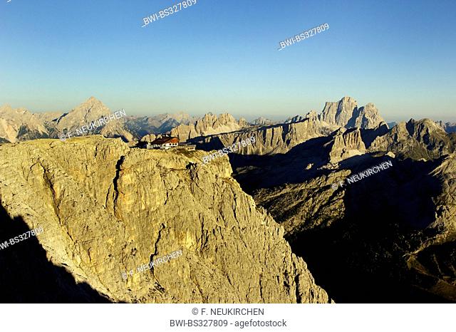 view from Kleiner Lagazuoi to rifugio Lagazuoi with Antelao, Croda da Lago, Monte Pelmo in evening light, Italy, Dolomites