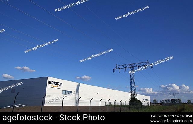 07 September 2020, Saxony-Anhalt, Osterweddingen: Exterior view of the new Amazon logistics centre. Photo: Ronny Hartmann/dpa-Zentralbild/ZB