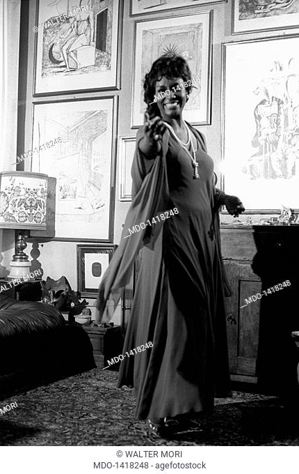 Shirley Verret waves at the camera. Shirley Verrett the US mezzo-soprano and soprano, gestures to the camera to come closer; the artist started her career at...