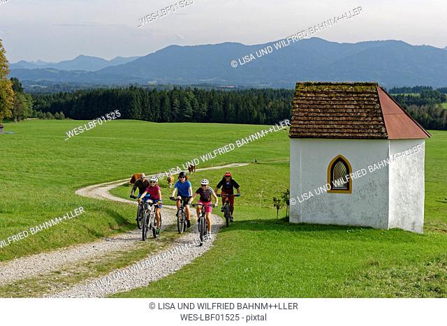 Germany, Bavaria, Faistenberg, family on a bicycle tour