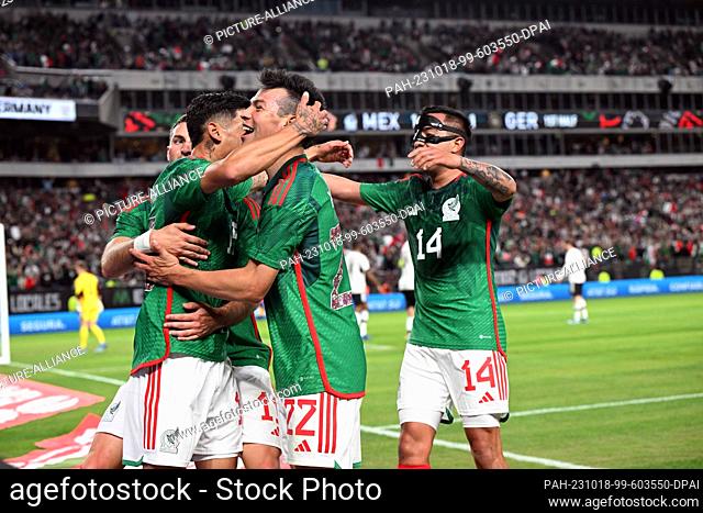18 October 2023, USA, Philadelphia: Soccer: internationals, Mexico - Germany, Lincoln Financial Field. Mexico's players celebrate the goal for 1:1