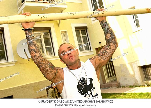 Shifty Shellshock, Sänger der amerikanischen Crossover Band ""Crazy Town"" bei einem Fotoshooting in München, Deutschland 2004
