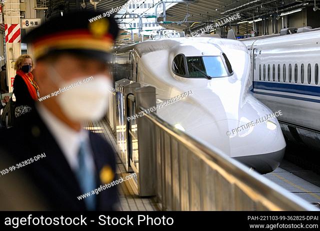 03 November 2022, Japan, Tokio: The Shinkansen express train (Nozomi 297), on which German President Steinmeier and his wife are traveling on to Kyoto