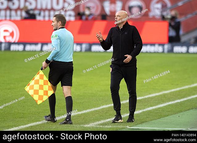 coach Uwe ROESLER (Rosler, D), gesture, gesture, gesticulates, gives instructions to his players, Soccer 2. Bundesliga, 22nd matchday