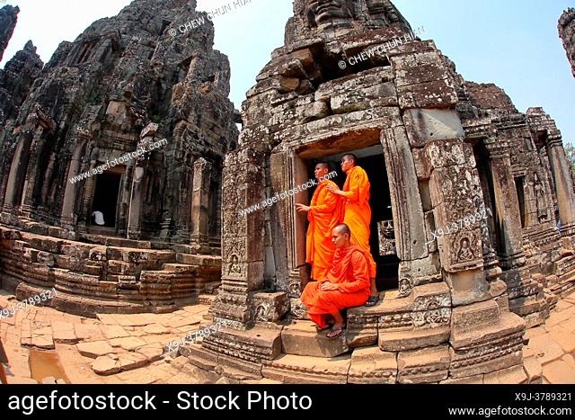 Buddhist monks at Bayon temple, Angkor thom, UNESCO World Heritage Site, Siem Reap