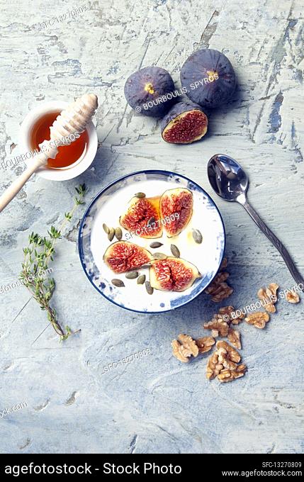 Fresh Greek yoghurt with figs and honey