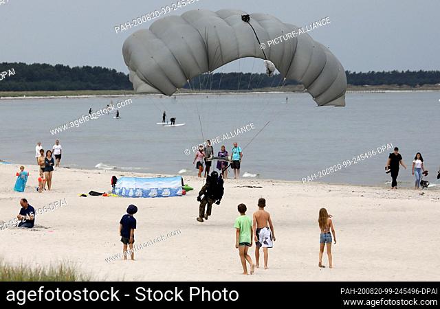 20 August 2020, Mecklenburg-Western Pomerania, Prerow: Paratroopers from Lower Saxony practise landing on the Baltic Sea beach