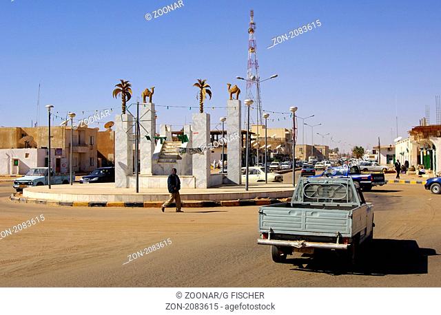 Kunstvoll gestalteter Verkehrskreisel im Zentrum der Stadt Germa / Artistically designed roudnabout, Jerma, Libya