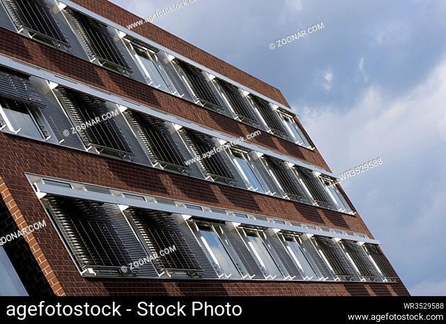 Bürogebäude mit Sonnenschutzrollos