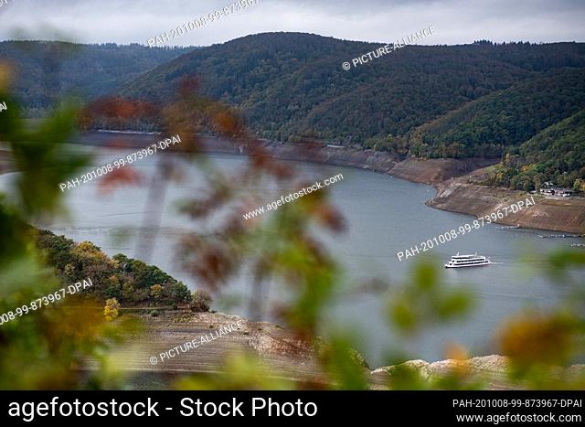 08 October 2020, Hessen, Waldeck: View of the Edersee with a passenger ship in the Kellerwald-Edersee National Park. Hesse's Environment Minister Priska Hinz...
