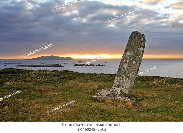 Standing stone bei Sonnenuntergang, Slea Head, Dingle peninsula, Kerry, Ireland