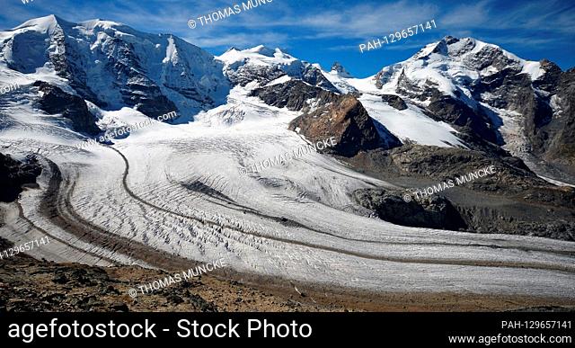 View from Diavolezza towards (l-r) Piz Palü, Bellavista, Crast Agüzza and Piz Bernina (4049m) and Morteratsch glacier | usage worldwide