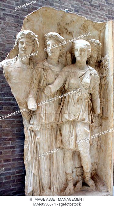 Gods of countryside. Arch of Trajan at Beneventum, AD 114. These gods represent the prosperity of the countryside : Bacchus