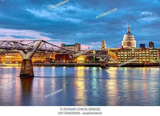 Die St.-Pauls-Kathedrale und die Millennium Bridge in London nach Sonnenuntergang