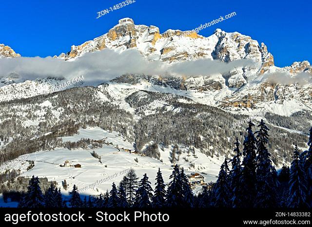 Winterlandschaft mit Dolomiten Gipfeln Alta Badia, Südtirol, Italien / Mountainous winter landscape with Dolomite peaks Alta Badia, Dolomites, South Tyrol