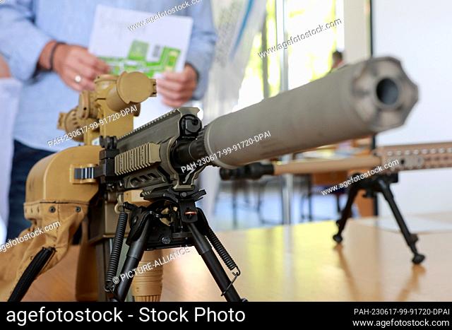 17 June 2023, Saxony-Anhalt, Aschersleben: Firearms of the SEK on the premises of the Police University of Applied Sciences