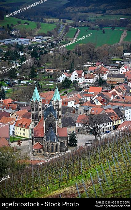 19 December 2023, Saxony-Anhalt, Freyburg: Vineyards stretch out in front of St. Marien church. According to the German Weather Service