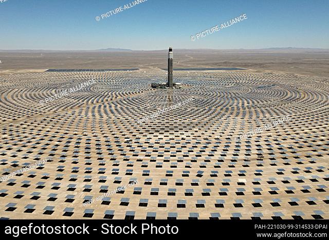 29 October 2022, Chile, Maria Elena: The Cerro Dominador solar thermal power plant in María Elena in the Atacama Desert, one of the driest places on earth with...