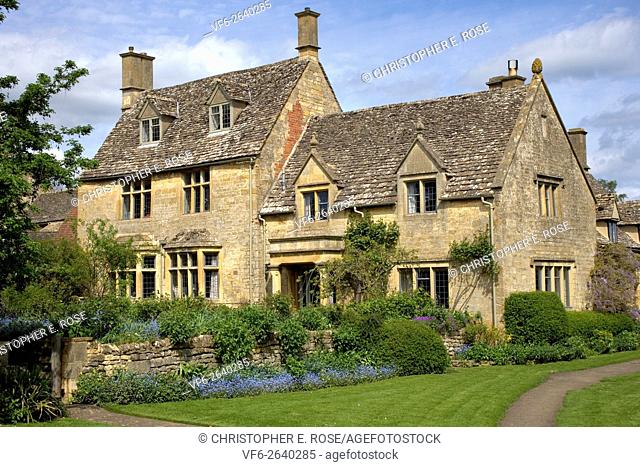 England, Gloucestershire, Cotswolds, Chipping Campden, Cotswold cottage and garden