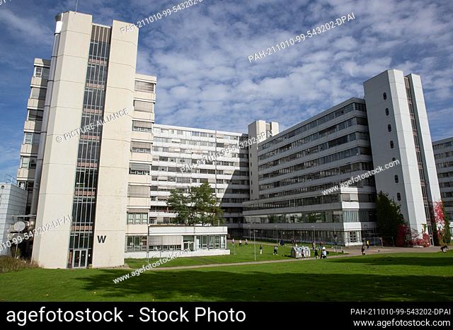 04 October 2021, North Rhine-Westphalia, Bielefeld: View of buildings at Bielefeld University. The University of Bielefeld is cooperating with partner clinics...
