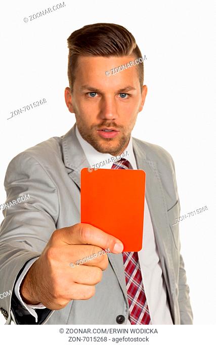 EIn Manager hält eine rote Karte in der Hand. Symbolfoto für Kündigung oder Entlassung