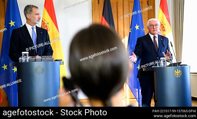 17 October 2022, Berlin: German President Frank-Walter Steinmeier (r) and King Felipe VI of Spain make remarks at a press conference after their talks at...