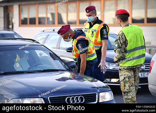Border controls at the Austrian-Hungarian border near Nickelsdorf Hegyeshalom. Border police checked motorists entering Hungary. | usage worldwide