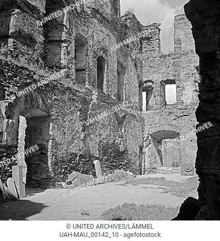 In der Ruine der Burg Rheinfels bei St. Goar, Deutschland 1930er Jahre. Inside the remains of Rheinfels castle near St. Goar, Germany 1930s