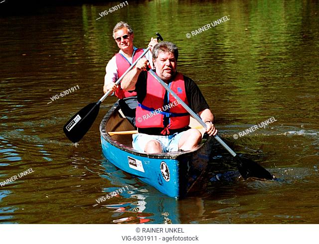 GERMANY, ODERNHEIM, 11.08.2000, Kurt BECK , SPD , Prime Minister of Rhineland-Palatinate , is paddling on Glan river in Odernheim