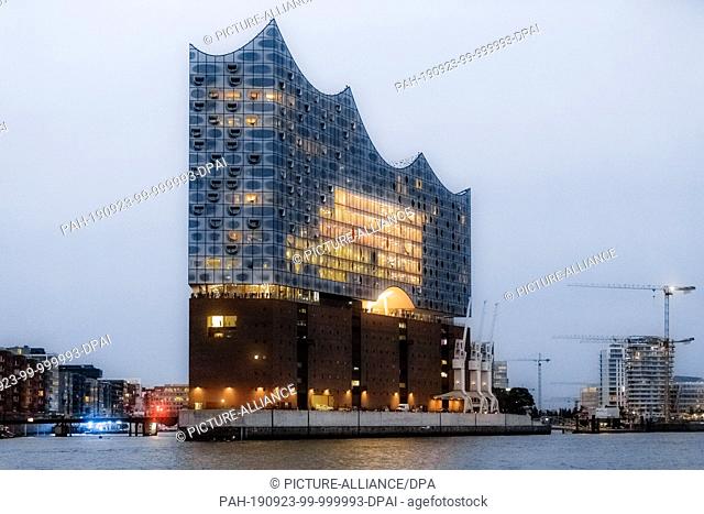 06 September 2019, Hamburg: The building of the Hamburg Elbphilharmonie at dusk. Photo: Markus Scholz/dpa. - Hamburg/Hamburg/Germany