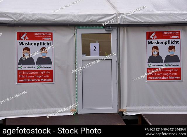 09 December 2021, North Rhine-Westphalia, Cologne: Vaccination booths at the drive-in vaccination center. Due to the great demand