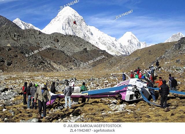 Helicopter crash in the Everest region, luckily none injured. Nepal, Sagarmatha, Khumbu valley
