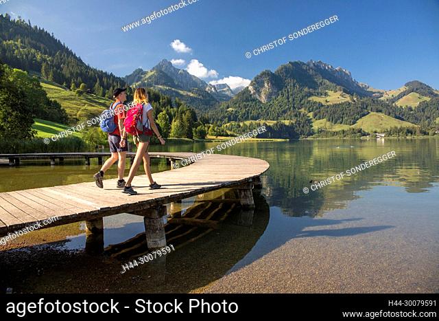 Paar beim Wandern am Schwarzsee FR