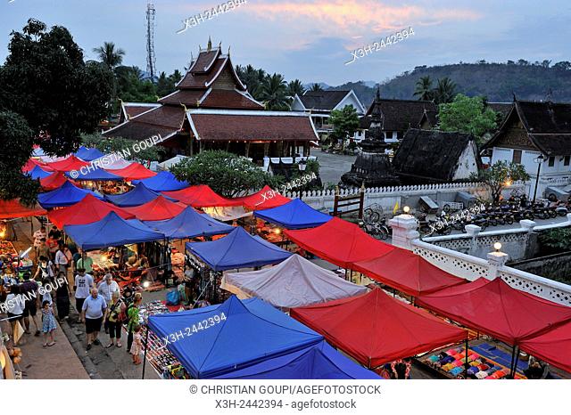 night market on Sisavangvong Rd with the Wat Mai Temple in the background, Luang Prabang, Laos, Southeast Asia