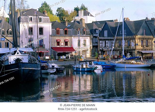 Waterfront and port of Saint Goustan St. Goustan, town of Auray, Golfe du Morbihan Gulf of Morbihan, Brittany, France, Europe