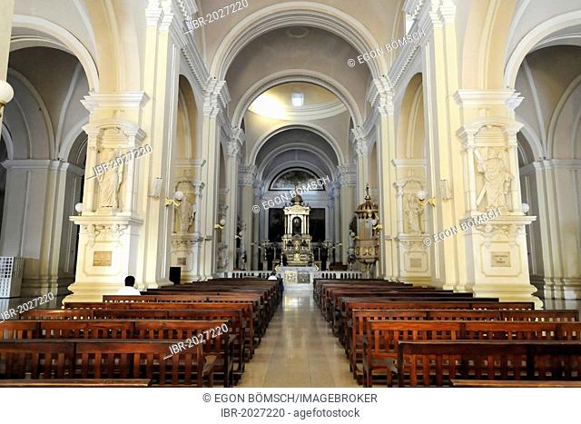 Nave and altar area, Leon Cathedral, Catedral de la Asuncion, built in 1860, Leon, Nicaragua, Central America