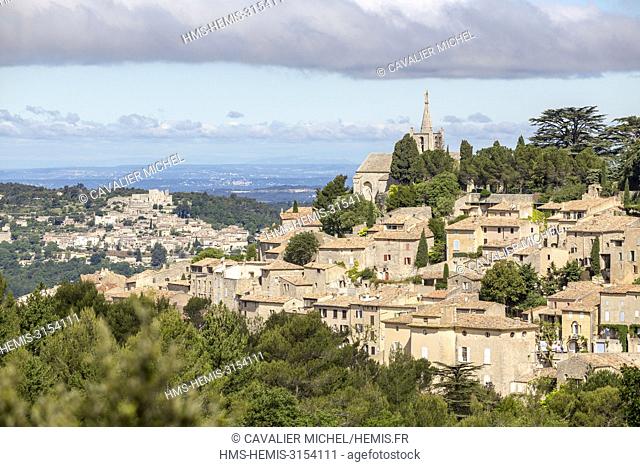 France, Vaucluse, regional natural reserve of Luberon, Bonnieux, village of Lacoste in background